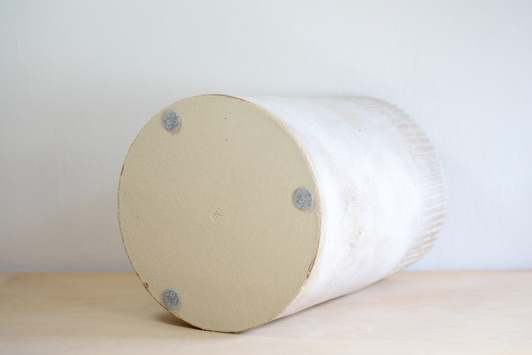 Osłonka na doniczkę biało-brązowa z małymi prążkami