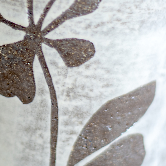 Kubek na kawę. Czarno-Biały w kwiaty, wykonany ręcznie