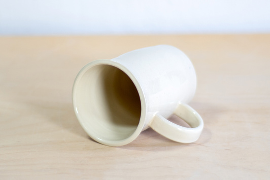 Kubek na kawę. Biały z kwiatem w kolorze ochry