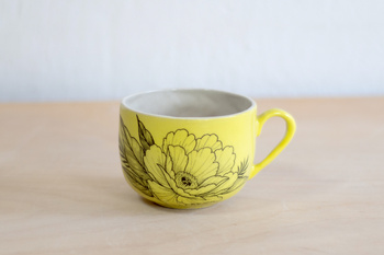 Filiżanka na kawę z tatuażami, żółta