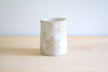 Wazon Kremowy w cętki z gwieździstymi dekoracjami