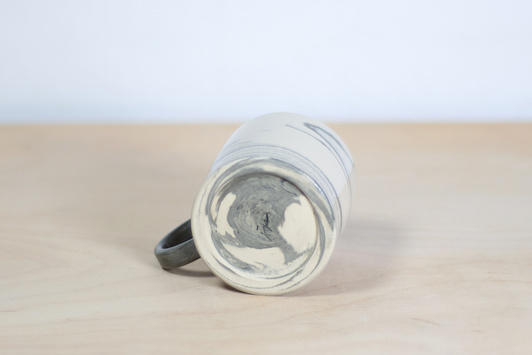 Kubek na kawę. Biało-Czarny w technice agatowej