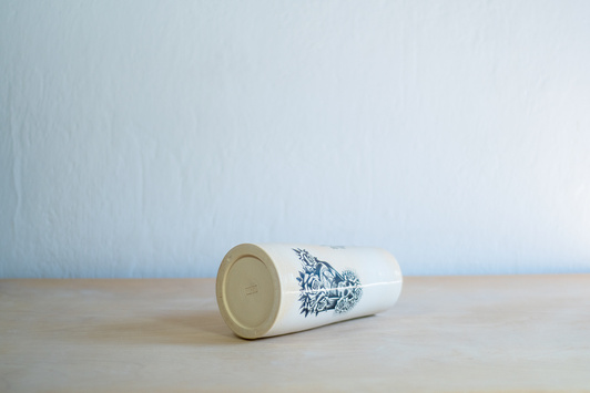 Wazon z tatuażami biały