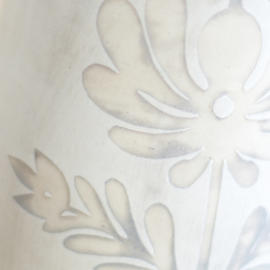 Wazon Biało-Szary dekorowany ręcznie wycinanką w kwiaty