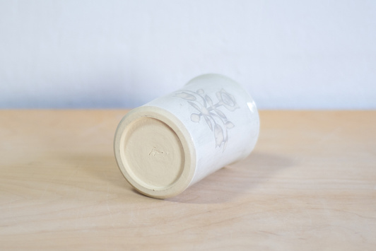 Wazon Biało-Szary dekorowany ręcznie wycinanką w kwiaty