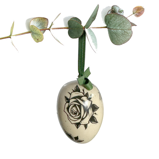 Jajko wielkanocne z zieloną wstążeczką. Kwiaty z tatuaży srebrne i czarne