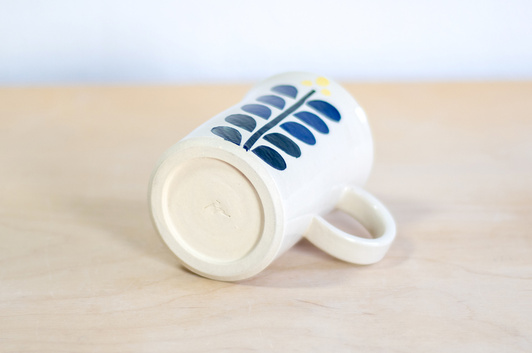 Kubek na kawę. Biały z granatowo-żółtym kwiatem