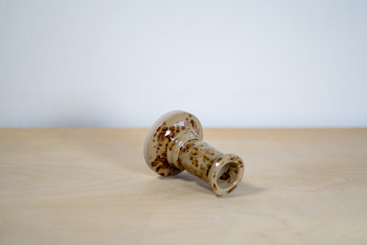 Świecznik orzechowy na średniej wielkości świecę