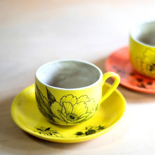 Filiżanka na kawę z tatuażami, żółta