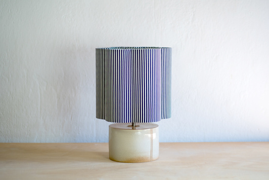 Lampka nocna biała z żyrandolkiem czarno-białe paski