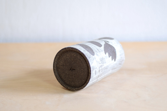 Wazon Czarno-Biały dekorowany ręcznie wycinanką w kwiaty