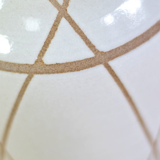 Wazon orzechowy w dekoracyjne kreseczki