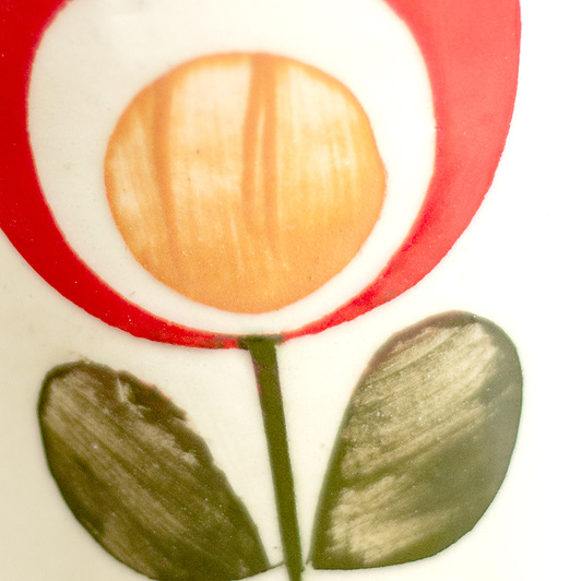 Kubek na kawę. Biały z czerwono-zielonym kwiatem