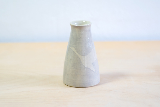 Wazon Biało-Szary dekorowany ręcznie wycinanką w gęsi