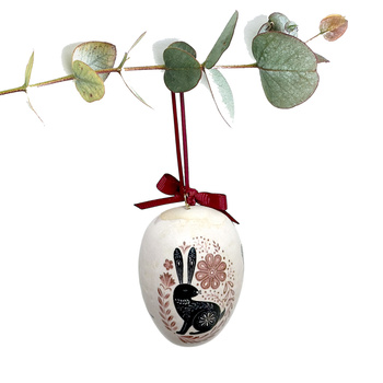 Jajko wielkanocne z bordową wstążeczką. Zając i ptaszek.