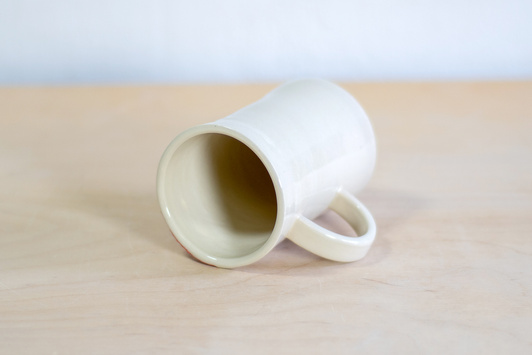 Kubek na kawę. Biały z czerwono-zielonym kwiatem