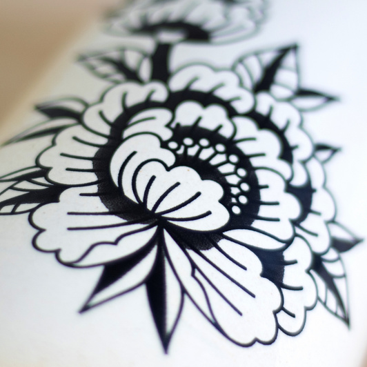 Wazon z tatuażami biały