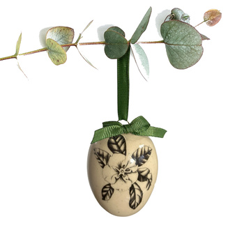 Jajko wielkanocne z zieloną wstążeczką. Jodełka i kwiat jabłoni