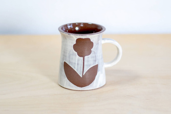 Kubek na kawę. Brązowo-Biały w kwiaty, wykonany ręcznie