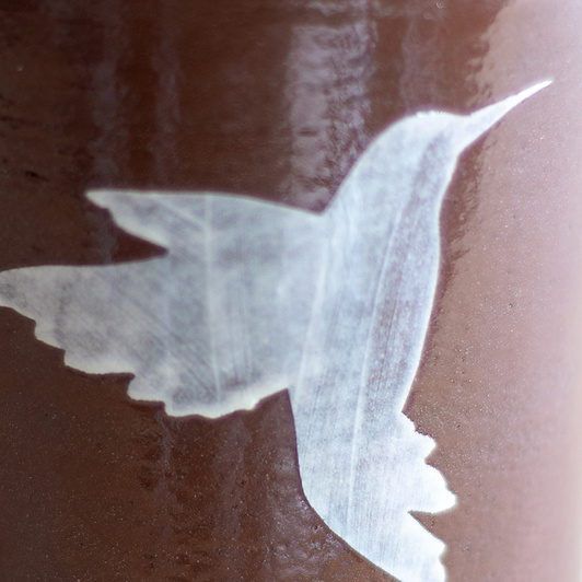 Wazon Brązowo-Biały dekorowany ręcznie wycinanką w koliberki