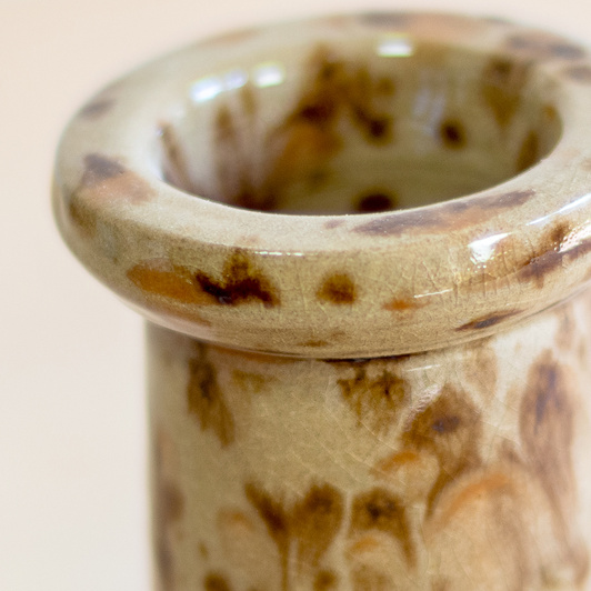 Świecznik orzechowy na średniej wielkości świecę