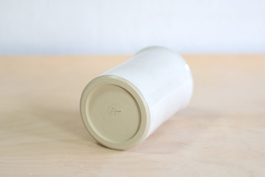 Wazon Biały dekorowany ręcznie wycinanką w liście