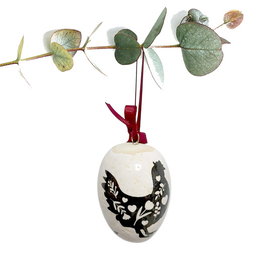 Jajko wielkanocne z bordową wstążeczką. Kurki.