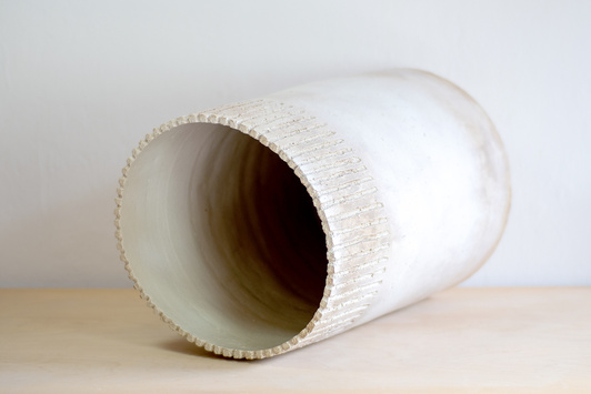 Osłonka na doniczkę biało-brązowa z małymi prążkami