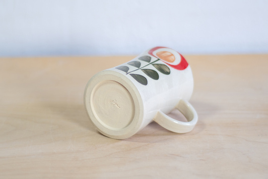 Kubek na kawę. Biały z czerwono-zielonym kwiatem