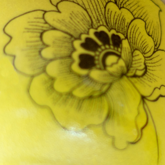 Filiżanka na kawę z tatuażami, żółta