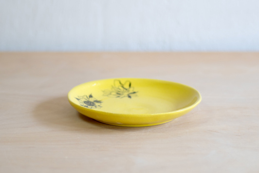 Spodeczek do dużej filiżanki z tatuażami, żółty