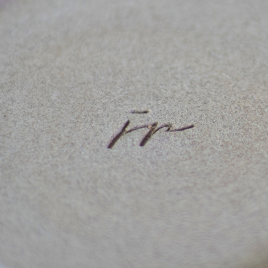 Wazon orzechowy w dekoracyjne kreseczki