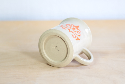 Kubek na kawę. Biały z koralowym dekorem