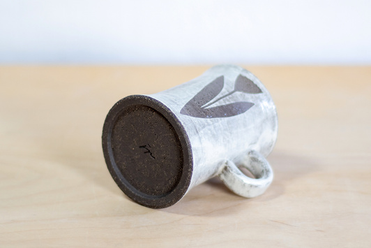 Kubek na kawę. Czarno-Biały w kwiaty, wykonany ręcznie