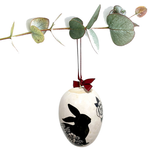 Jajko wielkanocne z bordową wstążeczką. Zając i ptaszek.