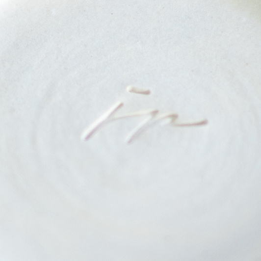 Kubek na kawę. Biały z kwiatem w kolorze ochry