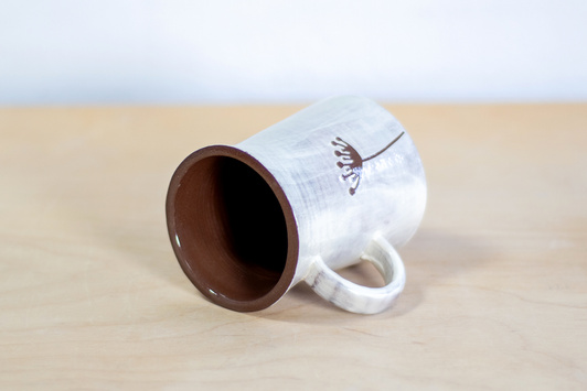 Kubek na kawę. Brązowo-Biały w kwiaty, wykonany ręcznie