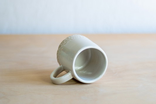 Kubek błyszczący biały z młoteczkowym detalem