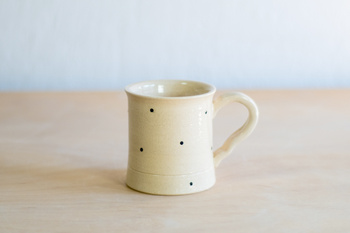 Kubek w czarne kropeczki