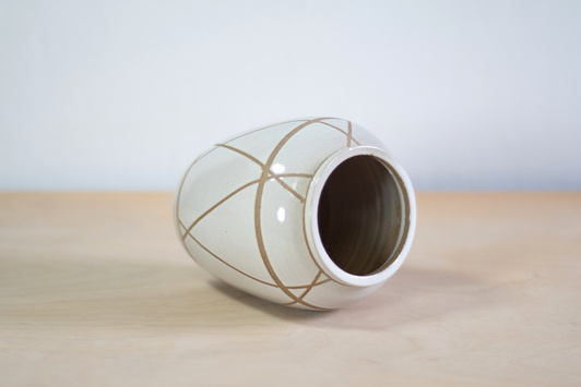 Wazon orzechowy w dekoracyjne kreseczki