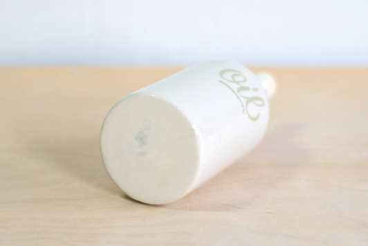 Butelka na oliwę. Biała z dekoracyjnym napisem "Oil". Bez uszka.