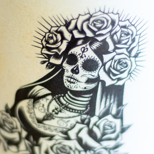 Wazon z tatuażami biały