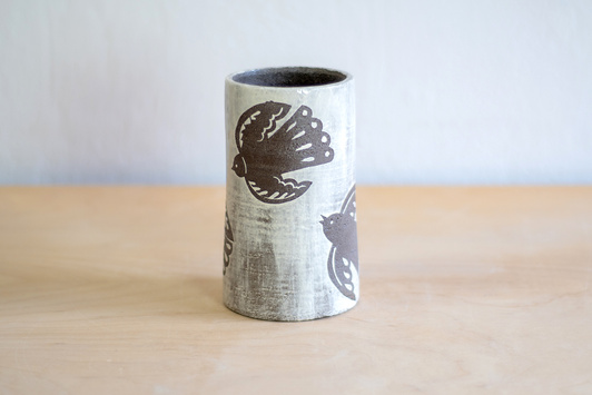 Wazon Bordowo-Biały dekorowany ręcznie wycinanką w ptaki