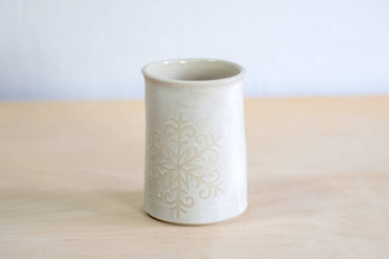 Wazon Biały dekorowany ręcznie wycinanką w gwiazdki