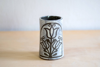 Wazon Czarno-Biały dekorowany ręcznie wycinanką w kwiaty