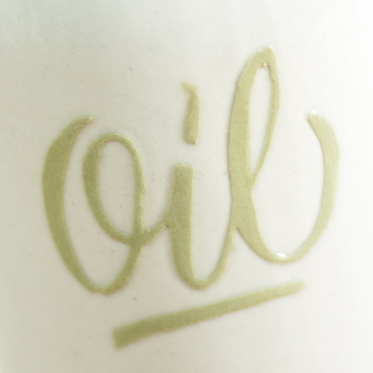 Butelka na oliwę. Biała z dekoracyjnym napisem "Oil". Bez uszka.