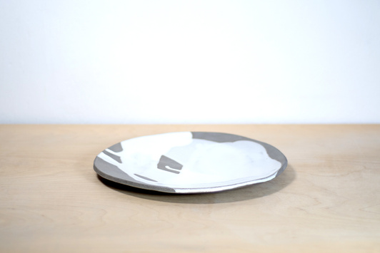 Talerz Szary Malowany Bielą