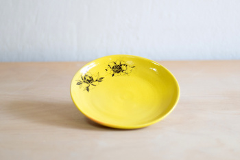 Spodeczek do dużej filiżanki z tatuażami, żółty