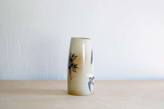 Wazon z tatuażami orzechowy