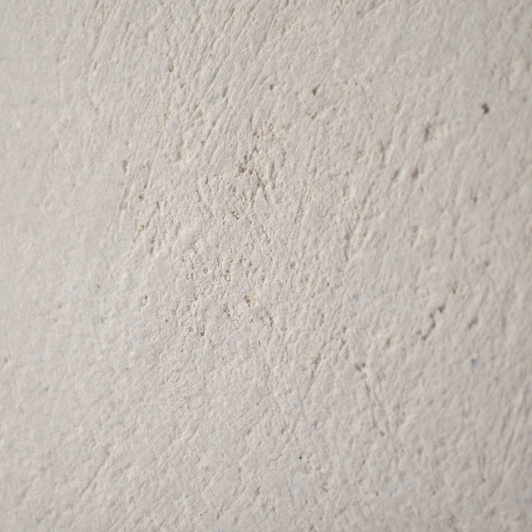 Rzeźba ceramiczna na drewnianej, dębowej podstawie